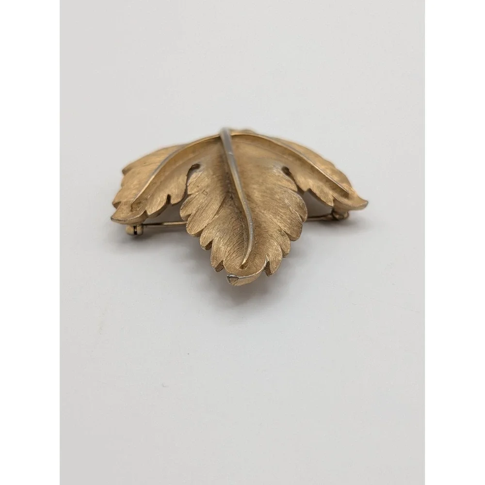 Trifari Signed Gold‎ Tone Brushed Maple Leaf Brooch Pin Textured Vintage 2